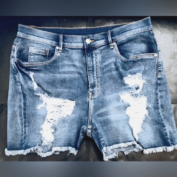 VENUS Distressed Shorts - Picture 1 of 3